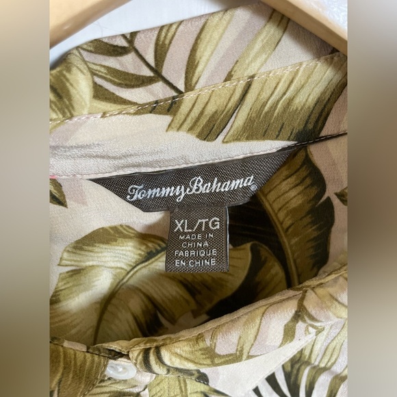 Tommy Bahama vintage pattern silk camp shirt - Picture 2 of 8